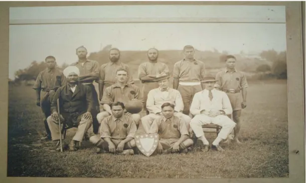 Foto 2: Subedar Manggal Singh (duduk memegang tongkat) bersama     pasukan  bola CBBU