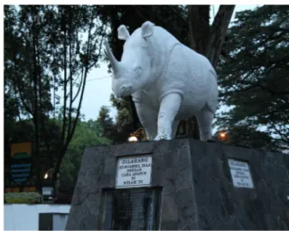Gambar 1. Patung Monumen 2 Merpati Putih (Sumber Foto : Asep Miftahul Falah 2014)