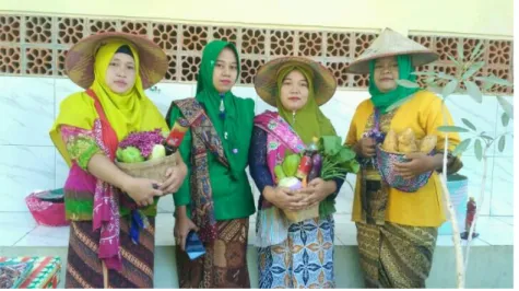 Gambar 3.3 Ibu-Ibu Pedagang Asongan Kinanti dengan Pakaian Tradisional  Siap Mengikuti Parade Sewu Kupat 