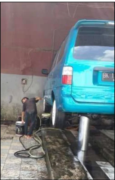 Gambar 20  Pekerja pencuci mobil tanpa menggunakan APD 