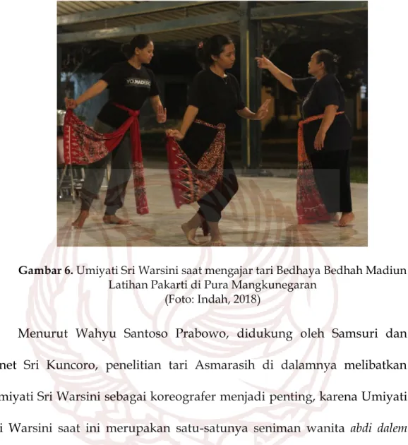 Gambar 6. Umiyati Sri Warsini saat mengajar tari Bedhaya Bedhah Madiun  Latihan Pakarti di Pura Mangkunegaran 