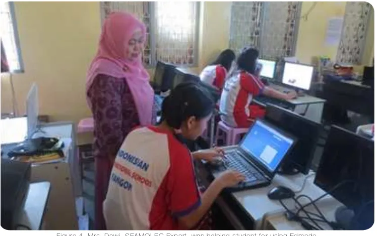 Figure 4. Mrs. Dewi, SEAMOLEC Expert, was helping student for using Edmodo