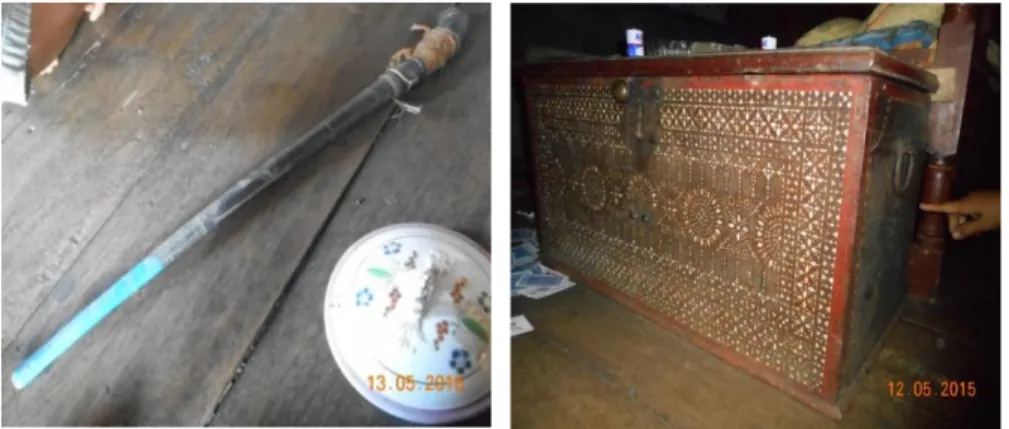 Gambar 2.9  Benda-benda bersejarah pedang dan kotak  peninggalan phuyang  Sumber : Dokumentasi Peneliti, 2015