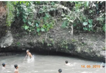 Gambar 2.17  Sungai Semingkap, sarana MCK masyarakat Suku Dayak Desa Padang  Bindu 