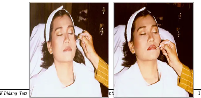 Gambar  3.7  Membubuhkan  eyeliner, mascara, eyebrow pencil  6)  Membubuhkan pemerah pipi, lipstick, dengan langkah: 