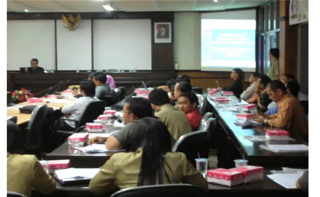 Gambar 1 : Para peserta seminar sedang mendengarkan presentasi penyaji materi  Bapak Rusmanto Maryanto (ke tua yayasan penggerak linux Indonesia)