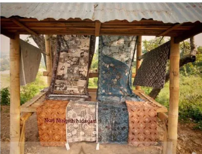 Gambar 1. Motif batik Marenggo Natural Dyes, Dari kiri bawah: Tritik Kawung, Pagi Sore  Grey, Wahyu Temurun latar Indigo, Titik Kawung