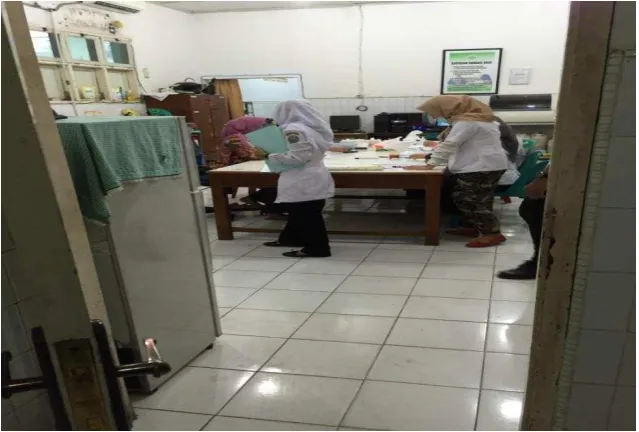 Gambar 2. Pengambilan darah pasien 