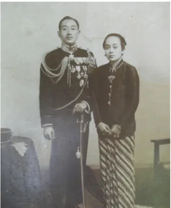 Gambar 1: KGPAA Mangkunegoro VII dalam kostum kebesaran militer dan                         Permaisuri Gusti Ratoe Timoer (Foto:Repro Koleksi Mangkunegaran)  
