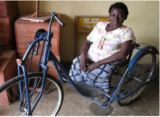 Gambar 1. Penyandang cacat fisik dengan Sepeda 