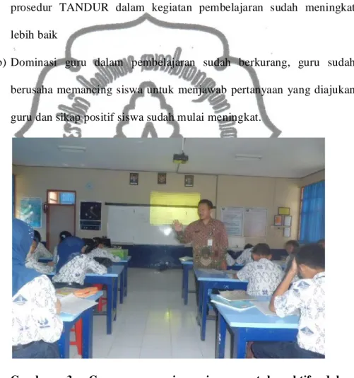Gambar  3.  Guru  memancing  siawa  untuk  aktif  dalam  pembelajaran 