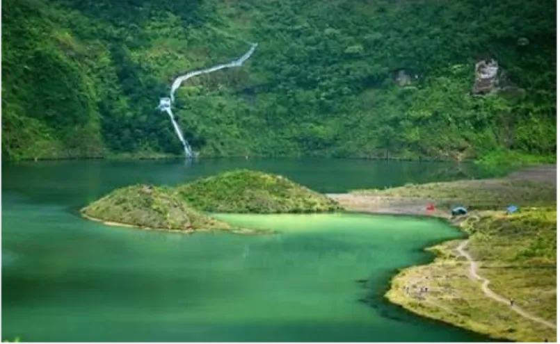 Gambar III.3 Kawah Gunung Galunggung (Referensi warna)  Sumber : https://i.ytimg.com/vi/saKqbkj1pVY/hqdefault.jpg 