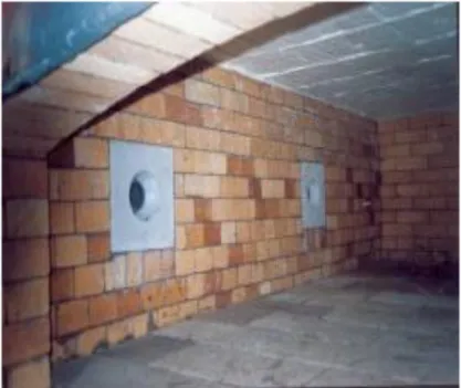 Gambar 2a.  Lining refraktori tungku Gambar 2b. Dinding bagian dalam refraktori dengan blok  burner