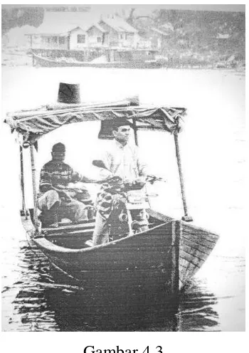Gambar 4.3  Perahu penghubung antar desa yang dipisahkan Sungai Siak, sebuah 