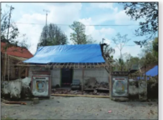 GAMBAR 3.   Rumah warga yang telah dipasang terpal. (Sumber: Peneliti, 2014)