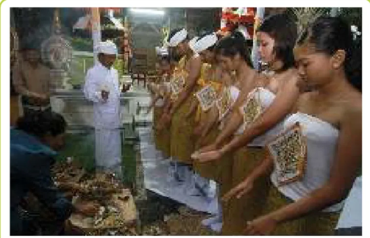 Gambar 1.12 Prosesi Upacara Potong Gigi