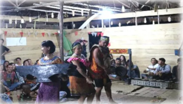 Gambar 4. Busana Penari Saat Penampilan Malam Sebelum Puncak Gawai Dayak  di Desa Seluas 