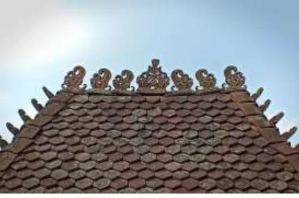 Gambar 1. Seni hias wuwungan pada atap rumah  tradisional Jawa bermotif garudeya (pedalaman) dan 