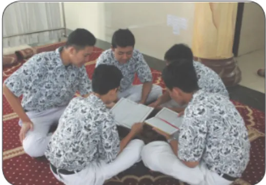 Gambar 1.4  Peserta didik sedang membaca al- al-Qur’ān.