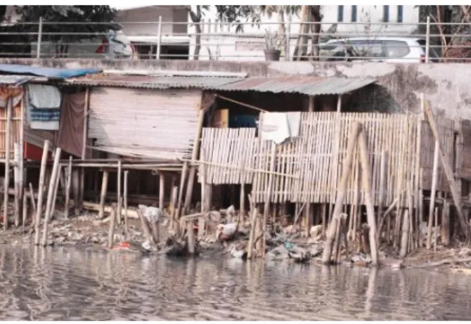 Gambar 1. Typical pemukiman penduduk di bantaran sungai di Indonesia 