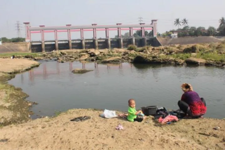Gambar 2. Salah satu kegiatan penduduk dalam memanfaatkan sungai Cisadane 
