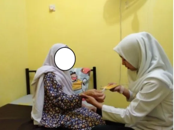 Gambar 4. Memasang jepit jemuran pada kertas (Enabling Activity)  3.  Purposeful Activity 