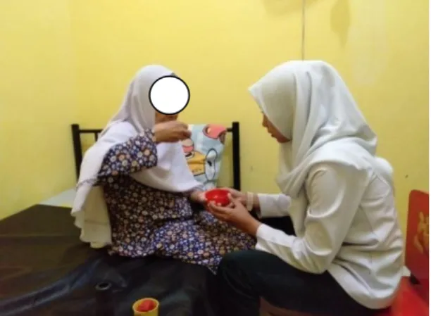 Gambar 5. Simulasi makan (Purposeful Activity)  4.  Occupation 