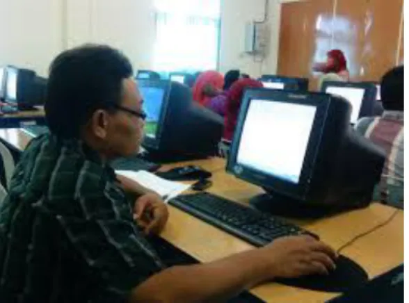 Gambar : Seseorang melayani masyarakat berbasis komputer 