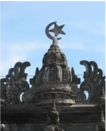 Gambar 4.2 Perpaduan Seni Budaya Bali dan Islam  Pada Sungkul Atap Gapura Mesjid Gelgel Kelungkung 