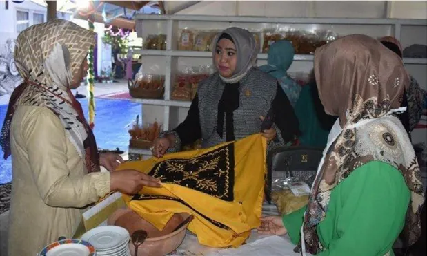 Gambar 1.6 Pengrajin Kasab Aceh 