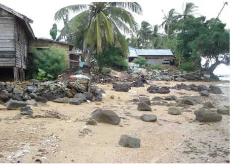 Gambar 10. Erosi pantai pada Pantai Pasir Buatan dilindungi oleh Batu Pelindung  Dari  hasil  analisa  kriteria  tingkat  kerusakan,  dapat  disimpulkan  kriteria  tingkat  kerusakan  pada  tabel 3 berikut