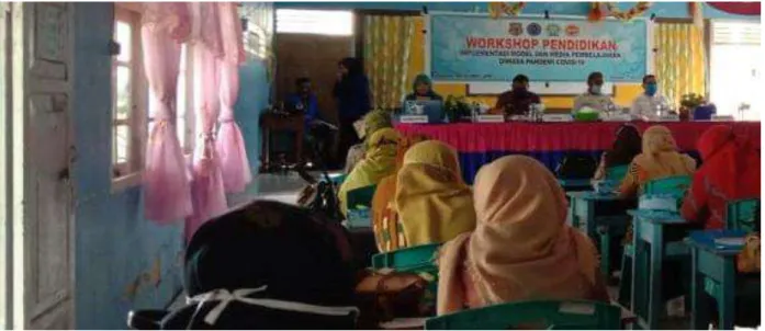 Foto 2: Saat memberikan Meteri 
