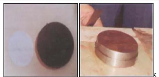 Gambar 10.4. Kertas pori dan batu porous (kiri) dan sample tanah  dalam ring konsolidasi (kanan) 