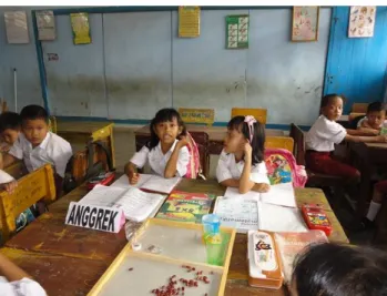 Gambar 11.  Tampak Siswa Sedang Membandingkan Hasil Jawaban Kelompok Mereka dengan Jawaban yang  Ada di Papan Tulis 