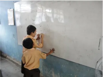 Gambar 2. Siswa Sedang Mendata Hasil Temuan Mereka 