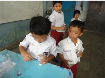 Gambar 6. Seorang Siswa sedang menunjukkan hasil perhitungan mereka 