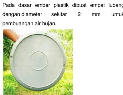 Gambar  15.  Melubangi  dasar  ember  sebanyak  4  buah  dengan diameter 2 mm 