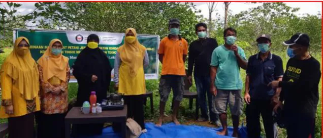 Gambar 4. Foto bersama antara tim pengabdi dengan masyarakat petani jeruk Konda  KESIMPULAN  