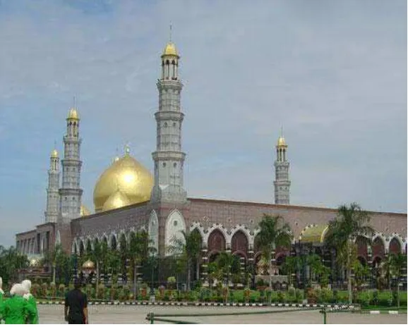 Gambar 1.1. Masjid Kubah Emas di Depok 