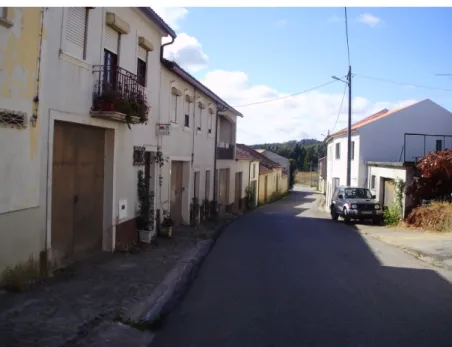 fig. 4 - Rua Central - Zona mais antiga da aldeia  