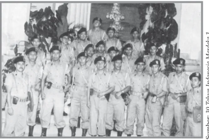 Gambar 7.2.4 Anggota kontingen pasukan perdamaian Garuda I dari Indonesia di Istana Merdeka setelah upacara