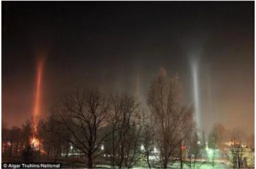 Foto luar biasa ini adalah foto pilar cahaya misterius yang mengarah ke langit diatas kota Sigulda, Latvia
