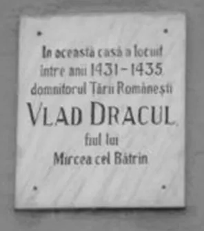 Gambar 4: Sebuah plakat yang menyebut nama ayah Dracula,  Vlad Dracul