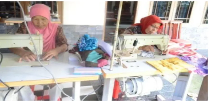 Gambar  kegiatan  ibu-ibu  yang  sedang  membuat  produk  kerajianan  dari  kain  perca dapat dilihat pada Gambar 6