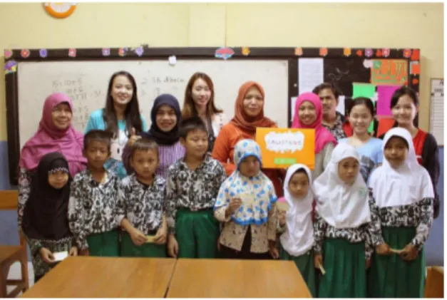 Gambar 21. Foto Bersama guru dan siswa SD MI  Unwanunnajah Pondok Pucung