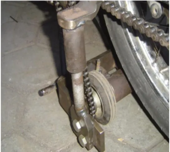 Gambar 9. Pemasangan Dongkrak Dinamis pada Sepeda Motor (Ban Depan ) 