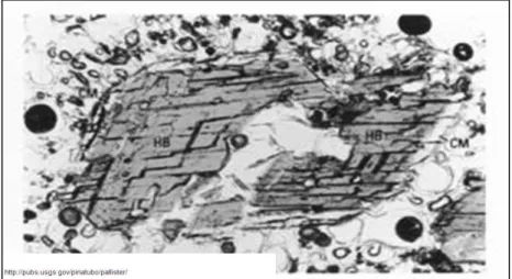 Gambar 17 Kenampakan kristal mineral penyusun batuan piroklastik yang mengalami keretakan dan kehancuran kristal.