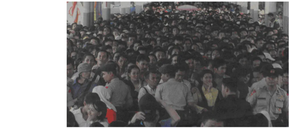 Gambar 13.4. Ribuan pencari kerja antre untuk dapat masuk Pameran Bursa Kerja Nasional  yang  diselenggarakan Depnakertrans di Arena Pekan Raya Jakarta (Sumber : Kompas 28/5/2004)