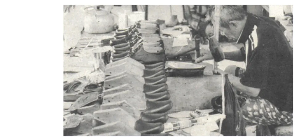 Gambar	13.5. Seorang pekerja di industri kecil sepatu. Produktivitasnya  ditentukan oleh banyak faktor (Sumber : Kompas 02/8/2006).