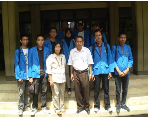 Gambar 1.  Foto Pelepasan Ketua UP2M &amp; Ketua  Pelaksana Tim PkM dan Mahasiswa. 